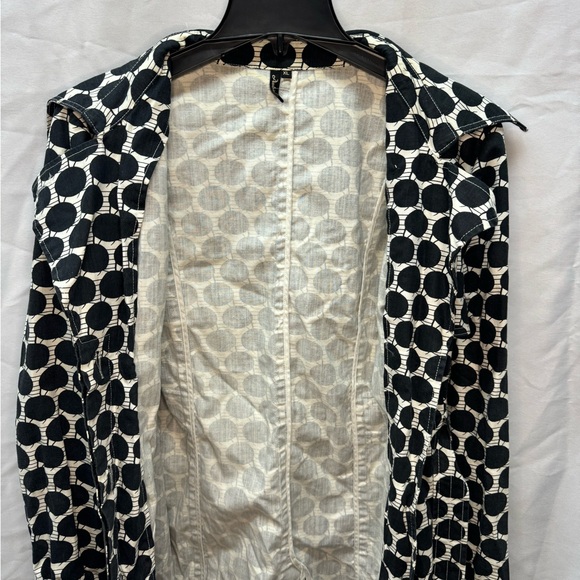 Black and white polka dot trench coat with belted waist and collar - Picture 4 of 7